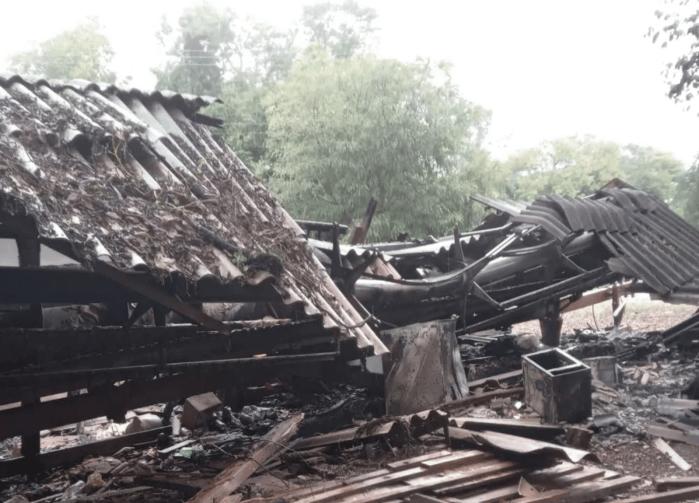 Incêndio destrói galpão e equipamentos agrícolas no interior de Jaboticaba