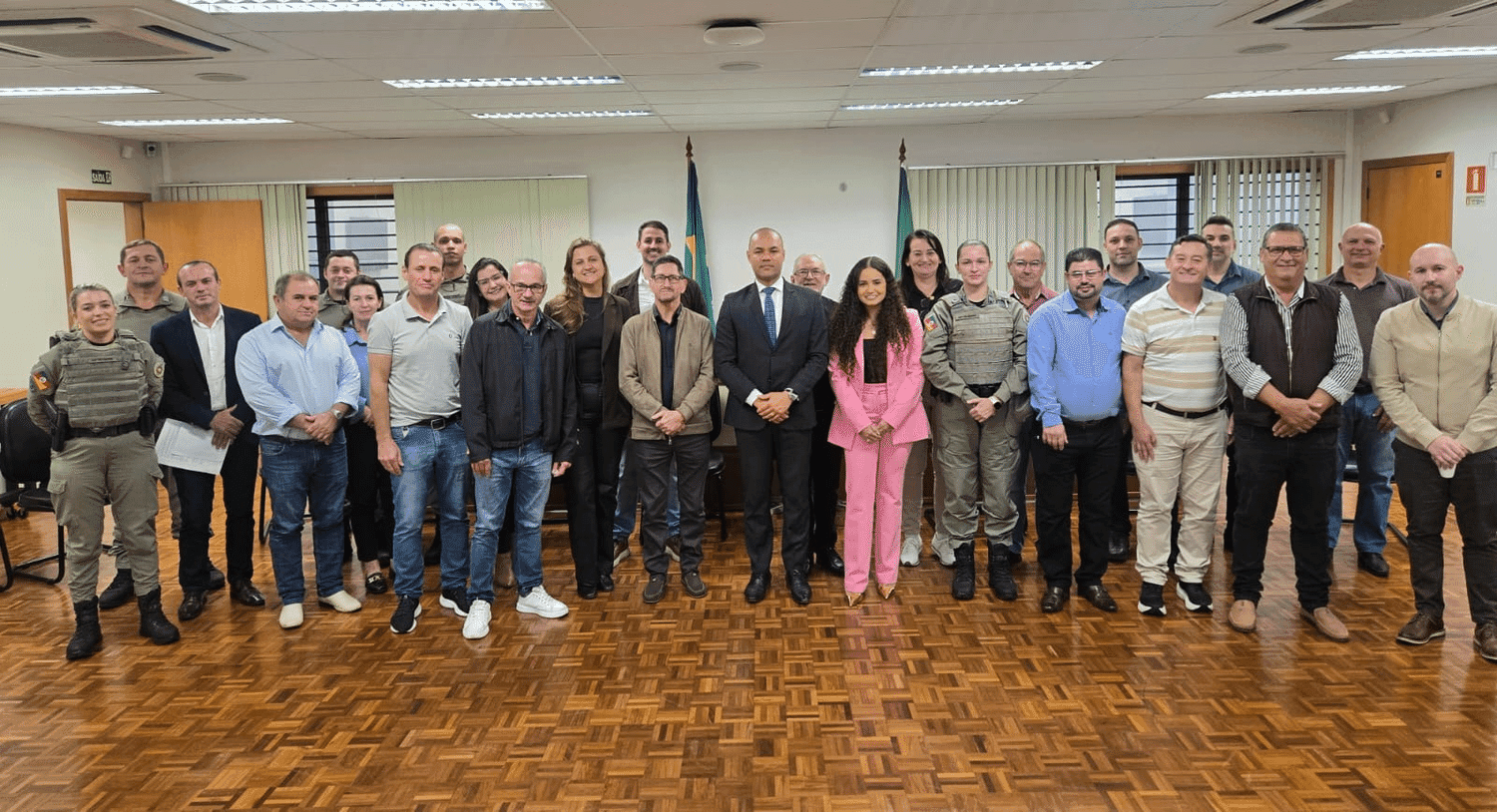 Autoridades discutem uso de motos elétricas e políticas de proteção social em Rodeio Bonito